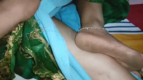La zia indiana Pihu Sona diventa sensuale in un video di sesso per una notte selvaggia.