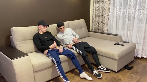 Dos chicos se divierten entre sí antes de turnarse para chupar.