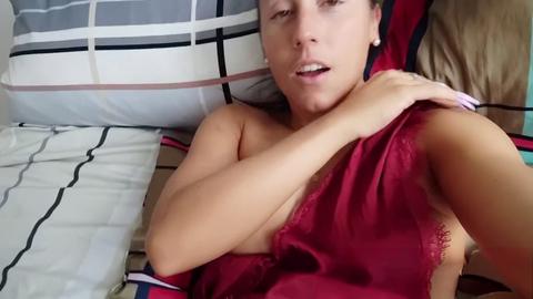 Signora matura si diverte con una spazzola per capelli!