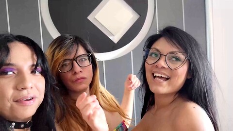 Due ragazze transatlantiche si scatenano con una matrigna con grandi tette