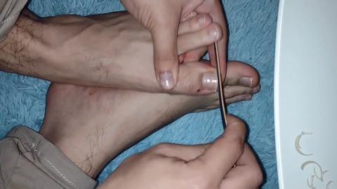 Adorazione dei piedi, piedi grandi e feticismo delle calze sporche