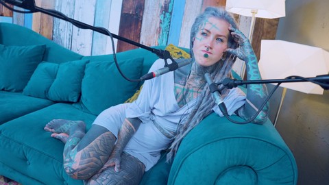 La modelo tatuada Anuskatzz charla sobre su canal de YouTube ASMR y la industria del sexo