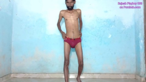 Rajesh juega con duchas doradas y diversión con nalgadas