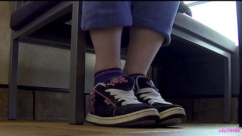 Une adolescente qui exhibe ses baskets Vans en public avec un culte des pieds complet