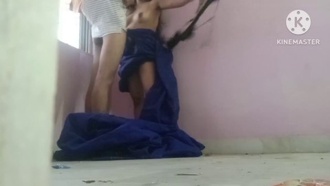 Il figliastro indiano dà a mamma Nyke un giro selvaggio nell'appartamento