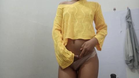 Petite amie amateur Desi se fait doigter, gicle et gémit de plaisir
