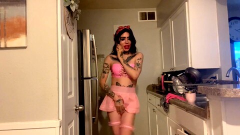 La belle trans audacieuse Aryanarefi arbore une grosse queue et un ajustement serré.